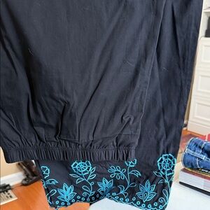 Chelsea Studio black crops embroidered blue hems. So cute. Sz28